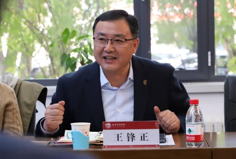 桌子前坐着穿西装的男人描述已自动生成