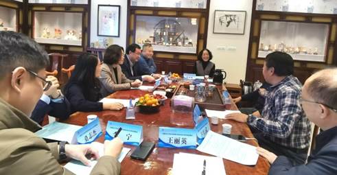 一群人在餐厅用餐描述已自动生成