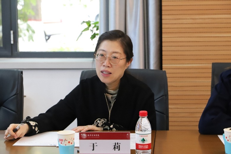 图片包含 桌子, 窗户, 人, 室内描述已自动生成